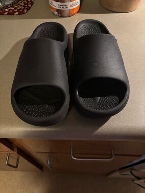 Women’s Size 7 & Men’s Size 5 CROCS Classic Slide Sandals in Black